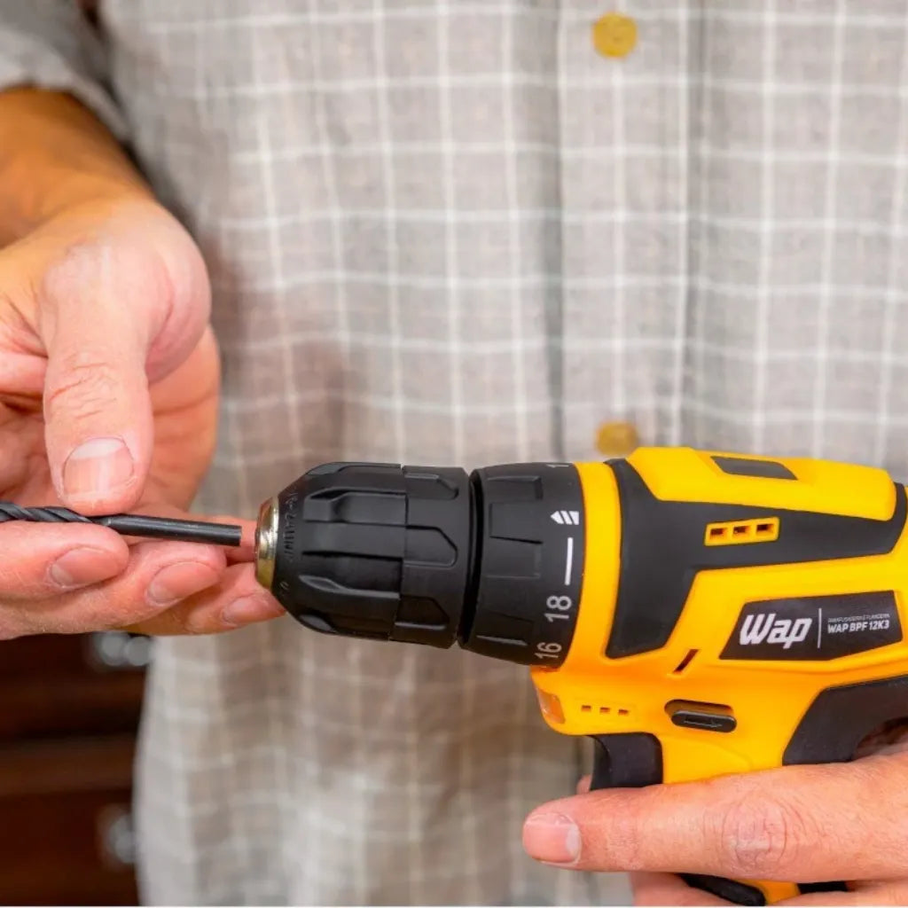 Furadeira Parafusadeira WAP BPF 12K3 a Bateria 12V Com Kit de Brocas e Bits